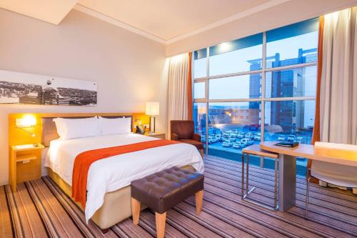 Guest room, 1 Queen, City view image 3