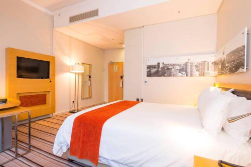 Guest room, 1 Queen, City view image 4