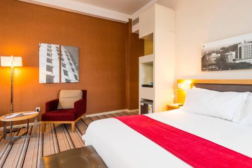 Club Room, Guest room, 1 King, Sofa bed, City view image 3