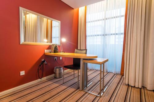 1 Bedroom Suite, 1 King, Sofa bed, City view image 2