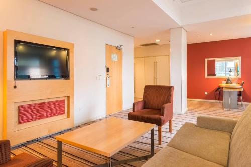 1 Bedroom Suite, 1 King, Sofa bed, City view image 7
