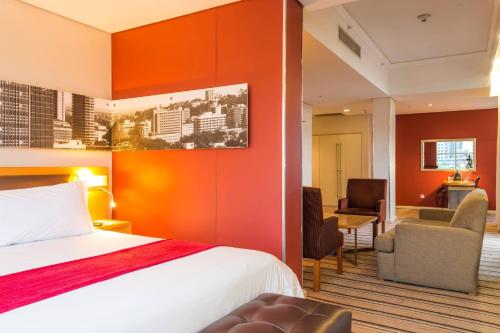 1 Bedroom Suite, 1 King, Sofa bed, City view image 3