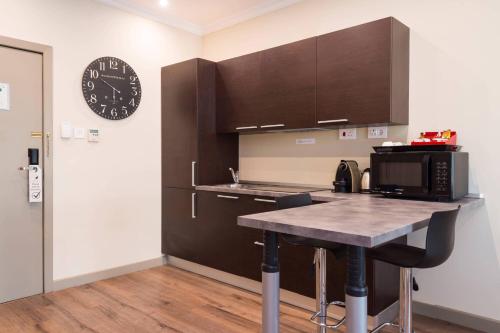 One Bedroom, 1 Bedroom Apartment, 1 King, Sofa bed image 6