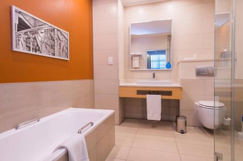 1 Bedroom Suite, 1 King, Sofa bed, City view image 1