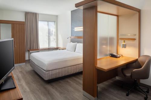 King Studio with Sofa Bed and Adapted Tub - Mobility and Hearing Accessible