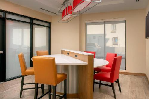 TownePlace Suites by Marriott College Park - image 2