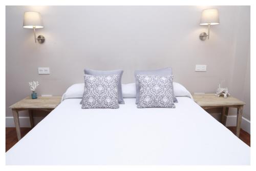 Standard Queen Room With Private bathroom image 10