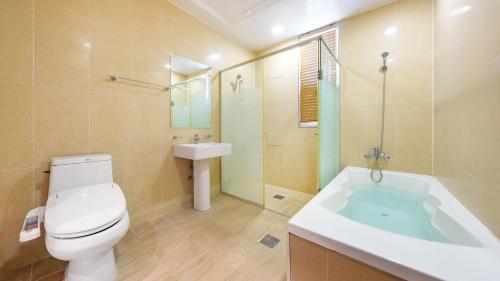 room detail thumbnail 2