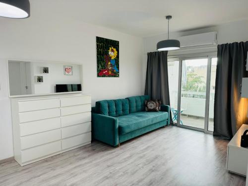 White 1-bdr apartment Agyos Tychonas - image 2