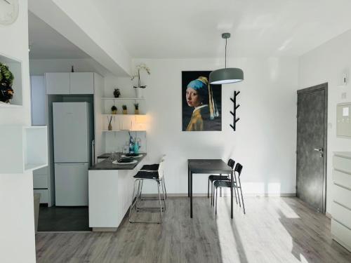 White 1-bdr apartment Agyos Tychonas - image 3
