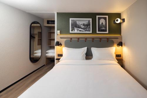 Standard Room - 1 Queen Bed