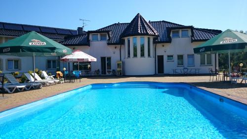 Brydar with Sauna, Swimming Pool and Jacuzzi – khách sạn tại Mielno
