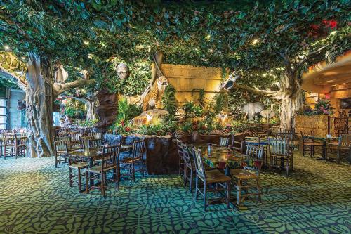 ห้องอาหาร, เชอราตัน ไนแองการาฟอลส์ (Sheraton Niagara Falls) in ไนแองการาฟอลส์ (NY)