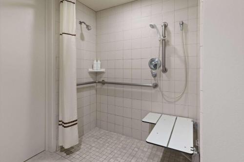 Travelodge by Wyndham Monterey Bay Room Type - Queen Room with Roll-In Shower - Mobility Accessible/Non-Smoking