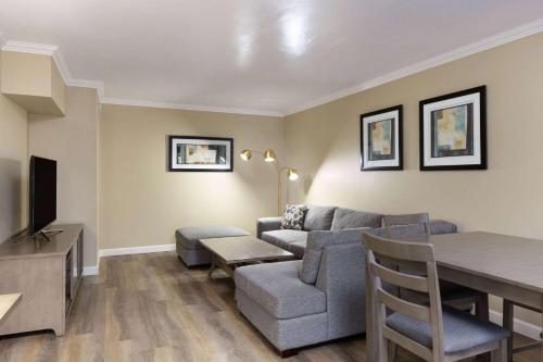 Travelodge by Wyndham Monterey Bay Room Type - One-Bedroom King Suite - Non-Smoking