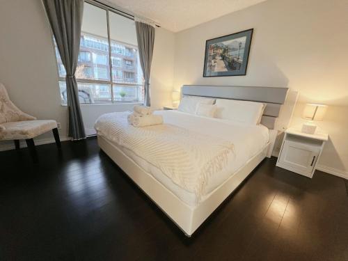 Beautiful 2 Beds Dwtn apt Free Parking King Bed in Vancouver, Canada