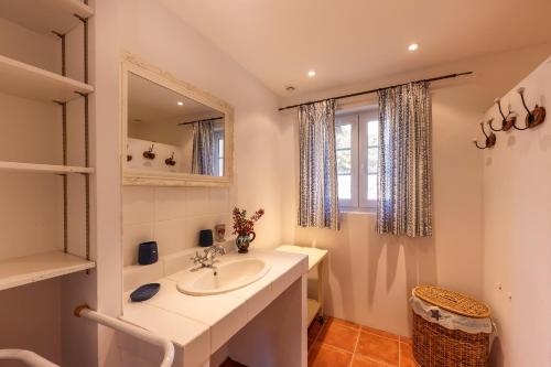 浴室, L'horizon Vert - Avec piscine et parking privé (L'horizon Vert - Avec piscine et parking prive) in 布丁納瑞弗登