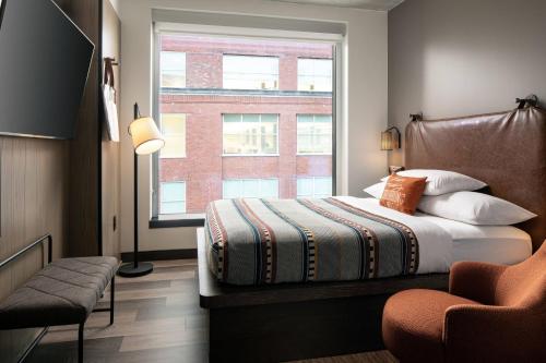 Guest room, 1 Queen room in Moxy Louisville Downtown
