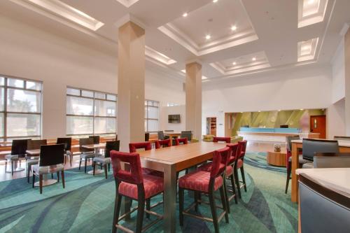 SpringHill Suites by Marriott Orlando Lake Buena Vista South - image 5