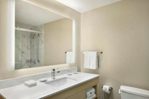 Executive, Guest room, 1 King, City view, Main Building image 5