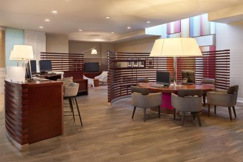 حانة/استراحة, فندق وأجنحة شيراتون بارك واي تورونتو نورث (Sheraton Parkway Toronto North Hotel & Suites) in Richmond Hill