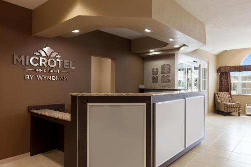 Előcsarnok, Microtel Inn & Suites by Wyndham Pleasanton in Pleasanton