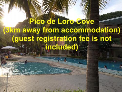 2BR townhouses good for 12pax each & NETFLIX & 100Mbps WIFI & pool resort 2min walk & 3km outside Pi in นาซุกบู
