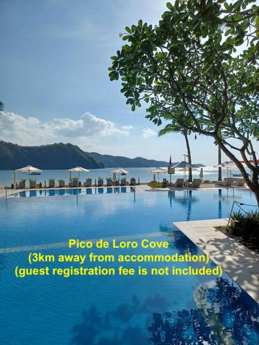 2BR townhouses good for 12pax each & NETFLIX & 100Mbps WIFI & pool resort 2min walk & 3km outside Pi in นาซุกบู