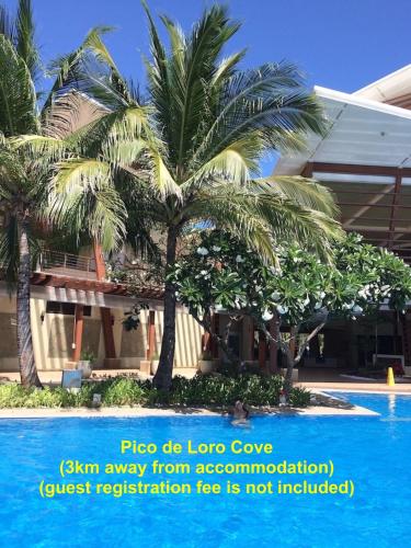 2BR townhouses good for 12pax each & NETFLIX & 100Mbps WIFI & pool resort 2min walk & 3km outside Pi in นาซุกบู