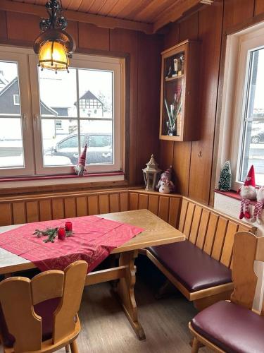 Haus Astenblick in Winterberg Ferienwohnungen mit Gastraum Wanderveranstaltungen und Familienfeiern in Langewiese