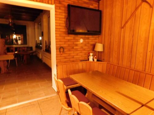Shared lounge/TV area, Haus Astenblick in Winterberg Ferienwohnungen mit Gastraum Wanderveranstaltungen und Familienfeiern in Langewiese