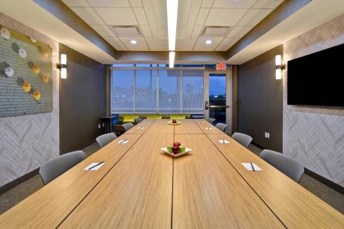SpringHill Suites Holland - main image