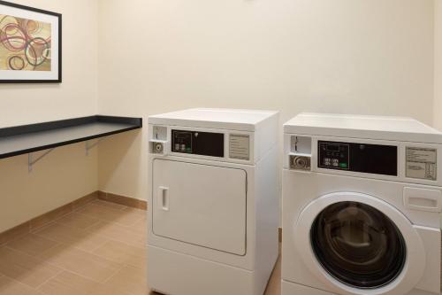 Fairfield Inn & Suites Youngstown Boardman Poland - image 9