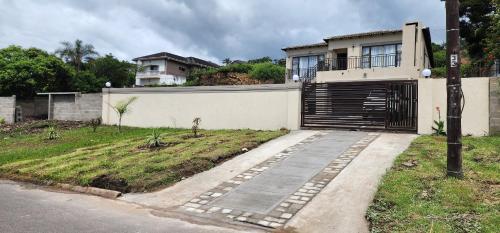 Rumah  m² dengan 3 kamar tidur dan 2 kamar mandi pribadi di La- Mercy (Home Away From Home in Lamercy) in La- Mercy