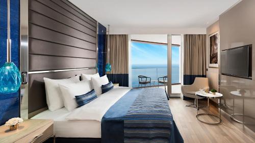 1 King Junior Suite Sofa Bed Sea View + Club Lounge Access image 8