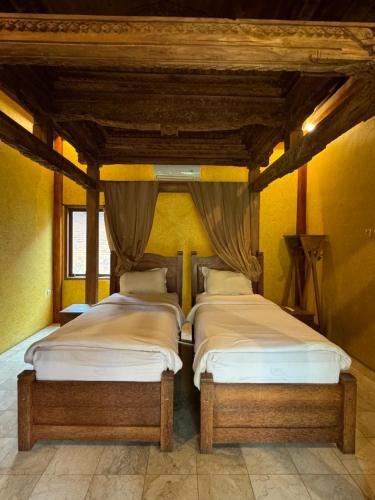 2 twin beds