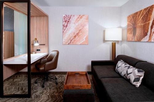 2 queen beds, 1 sofa bed