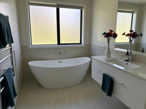 The Waters Edge, Raglan