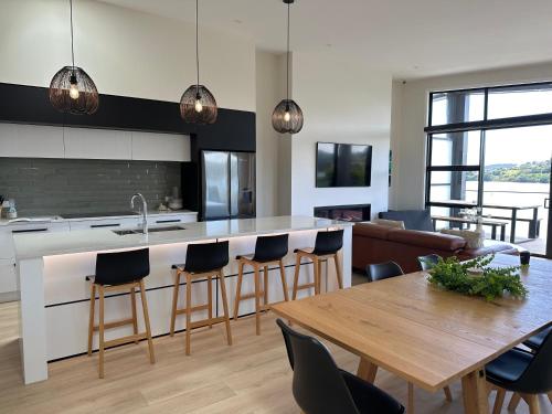 The Waters Edge, Raglan