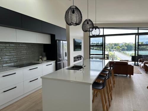 The Waters Edge, Raglan