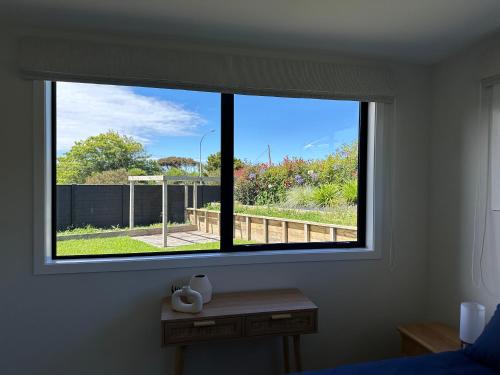 The Waters Edge, Raglan