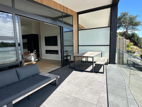 The Waters Edge, Raglan