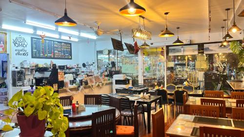 Pa Chalermchai Guesthouse - 레스토랑