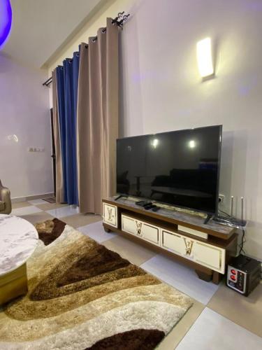 Furnished studio 15 year old plateau – khách sạn tại Makoua