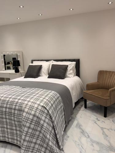 Modern House Apartment Stratford E15 London - Sleeps 2 - 9, Fast Links to Central London, Near O2, Greenwich & Olympic Park, Child-Friendly Garden, Free Parking, Free WiFi, Лондон