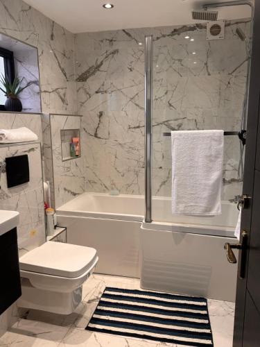 Modern House Apartment Stratford E15 London - Sleeps 2 - 9, Fast Links to Central London, Near O2, Greenwich & Olympic Park, Child-Friendly Garden, Free Parking, Free WiFi, Londyn (zdjęcie 3)