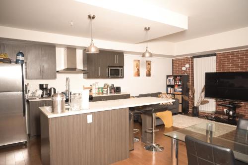 Facilities, Minimum one month - Room with Ensuite Bathroom in fairly new 2 rooms, 2 bathrooms condo in Alta Vista