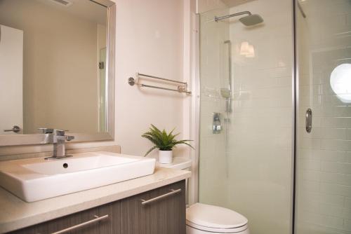 Bathroom, Minimum one month - Room with Ensuite Bathroom in fairly new 2 rooms, 2 bathrooms condo in Alta Vista