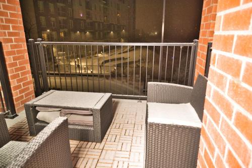 Balcony/terrace, Minimum one month - Room with Ensuite Bathroom in fairly new 2 rooms, 2 bathrooms condo in Alta Vista