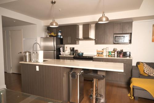 Kitchen, Minimum one month - Room with Ensuite Bathroom in fairly new 2 rooms, 2 bathrooms condo in Alta Vista